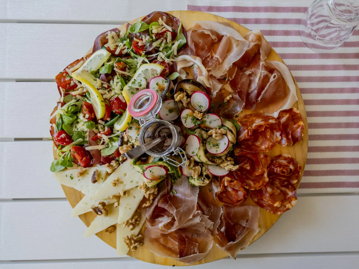 Antipasto di tagliere di salumi e formaggi misti