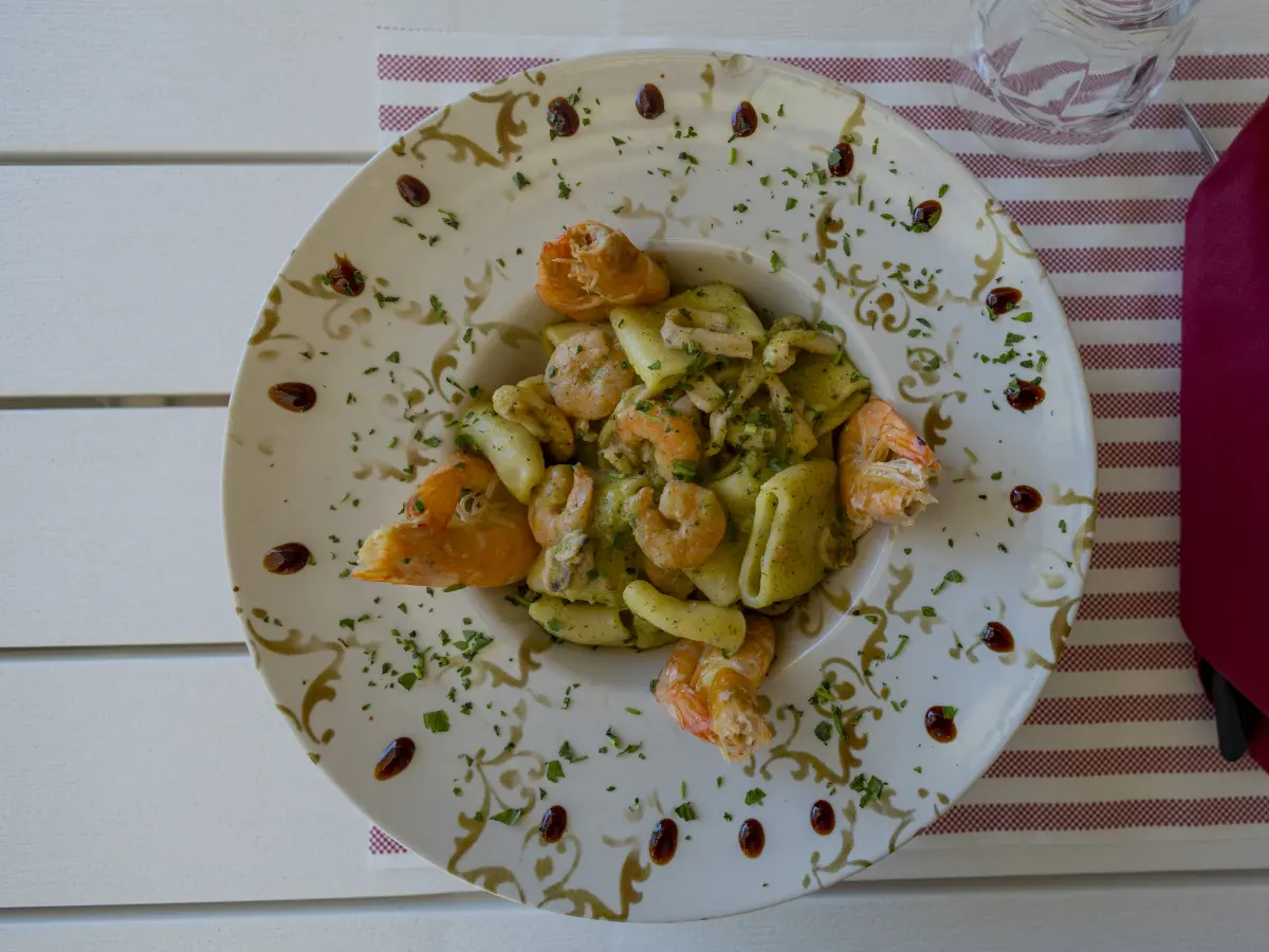 Calamarata pesto di zucchine, mazzancolle sgusciate e calamaretti