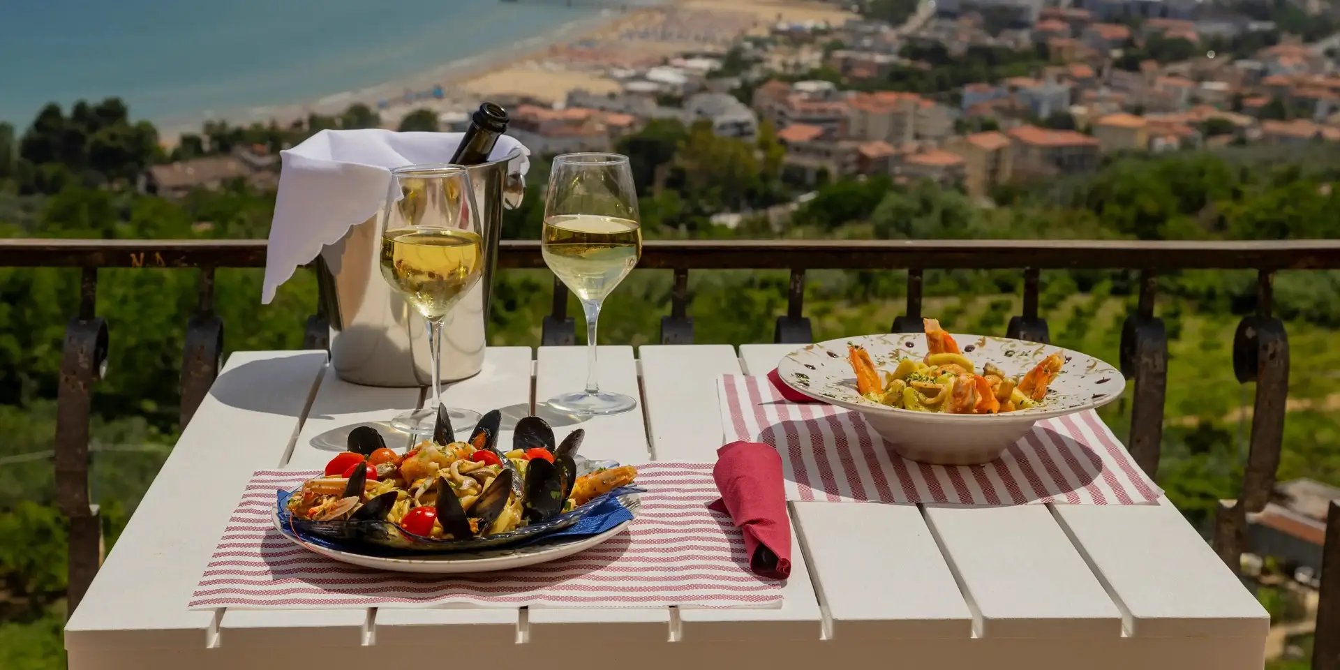 Tavolo con piatti di pesce del ristorante Don Magnifico
